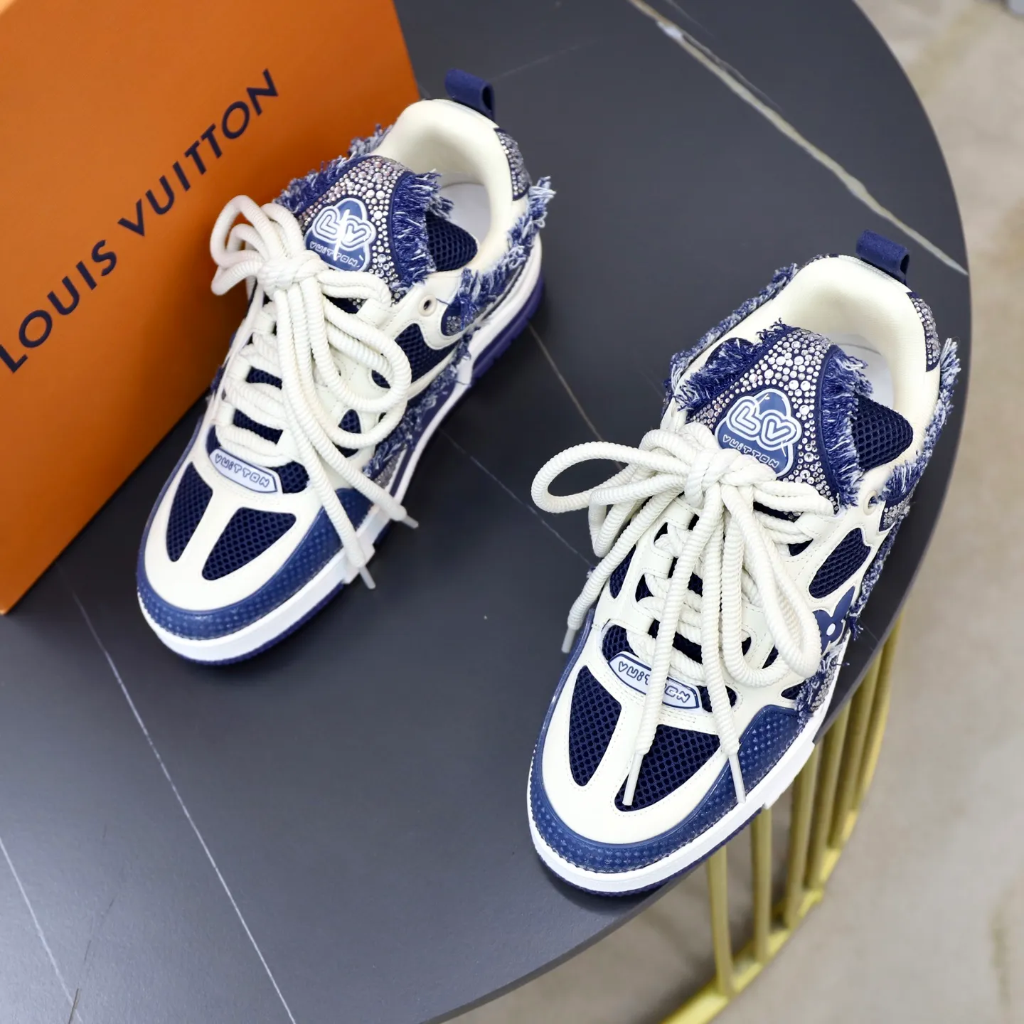 Ex-factory price: 860💰LV Couple👫Louis Vuitton TRAINER sneakers classic Louis Vuitton men's artistic director Virgil Abloh picked inspiration to create this LV Trainer sneaker. Yingze crystal inlays present a colorful effect. VS can be matched with two gorgeous effect colors. The LV letter logo badge on the tongue is gorgeous and noble. The LV letter is decorated on the side. The outsole is decorated with a Monogram flower pattern. It shows the trend of elegance and nobility! Men's and women's models: 35-46